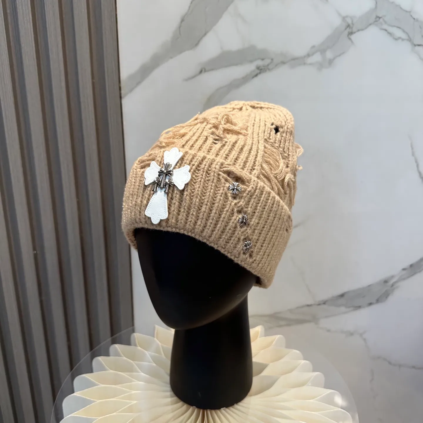 P70 🤍Chrome hearts new autumn and winter cross knitted hat🧶 One of the must-have hats in autumn and winter~ It really looks good on whoever wears it~, it is also a perfect match in black and white and gray in autumn~
